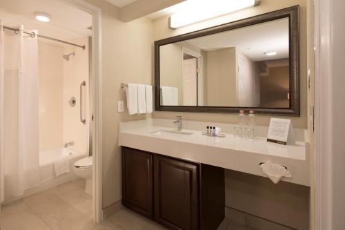 Vannas istaba naktsmītnē Staybridge Suites Monterrey San Pedro, an IHG Hotel