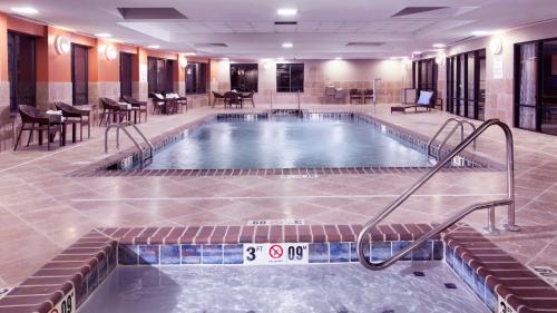 uma piscina num hotel com uma placa no meio em Holiday Inn Express Hotel & Suites Morgan City- Tiger Island, an IHG Hotel em Morgan City