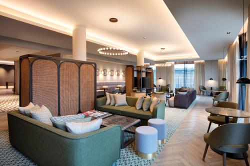 Ruang duduk di Staybridge Suites London Heathrow - Bath Road, an IHG Aparthotel