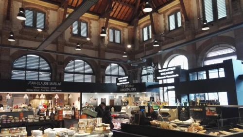 une grande pièce avec un magasin doté de nombreuses fenêtres dans l'établissement La Donzelle, à Cahors
