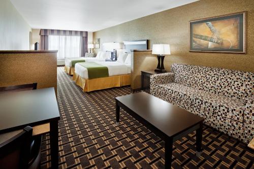Holiday Inn Express and Suites Limerick-Pottstown, an IHG Hotel tesisinde bir odada yatak veya yataklar