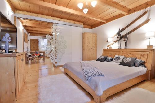 une chambre avec un grand lit et une télévision dans l'établissement Willa na Równi, à Zakopane