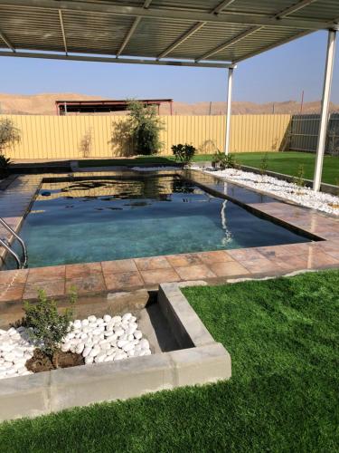 The swimming pool at or near Estraht alnakeel استراحة النخيل