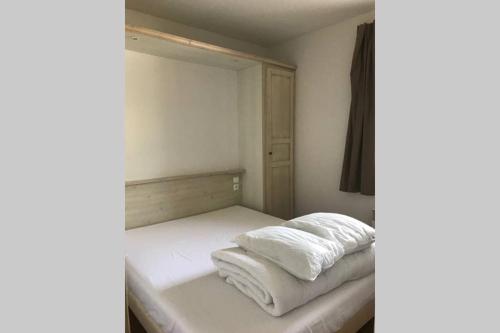 En eller flere senge i et værelse på Les terrasses du Liouquet T2, piscine , parking , mer à 150 m