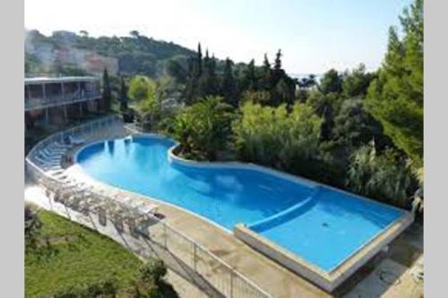 - une grande piscine bleue au-dessus d'un bâtiment dans l'établissement Les terrasses du Liouquet T2, piscine , parking , mer à 150 m, à La Ciotat