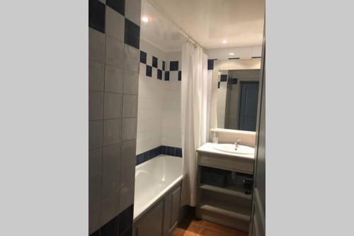 a bathroom with a tub and a sink and a bath tub at Les terrasses du Liouquet T2, piscine , parking , mer à 150 m in La Ciotat