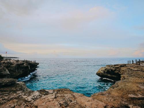 a view of the ocean from a rocky cliff at Bale Gede Lembongan in Nusa Lembongan