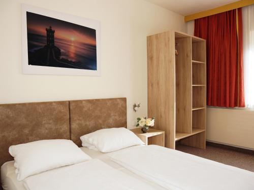 ein Schlafzimmer mit einem Bett und einem roten Vorhang in der Unterkunft Landhaus Zehentner in Saalbach-Hinterglemm