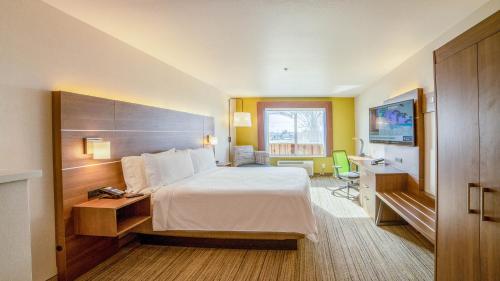 Llit o llits en una habitació de Holiday Inn Express Porterville, an IHG Hotel