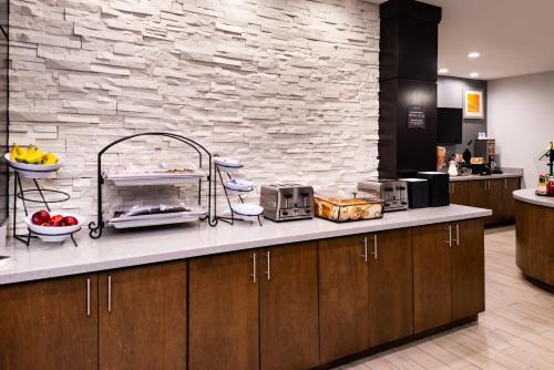 Η κουζίνα ή μικρή κουζίνα στο Staybridge Suites - Lake Charles by IHG