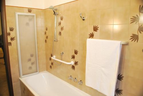 La salle de bains est pourvue d'une douche et d'une baignoire. dans l'établissement Salix Apartment, à Padoue
