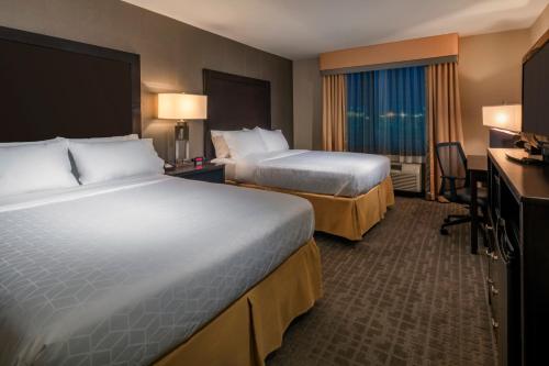 Ένα ή περισσότερα κρεβάτια σε δωμάτιο στο Holiday Inn Express Hays by IHG