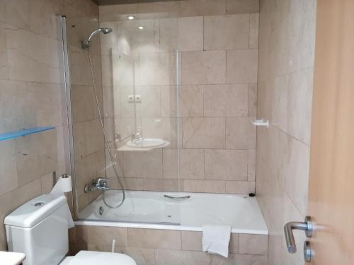 Ένα μπάνιο στο Apartament Vistamar