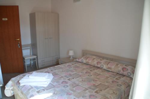 a bedroom with a bed and a dresser at Il Veliero in Marzamemi