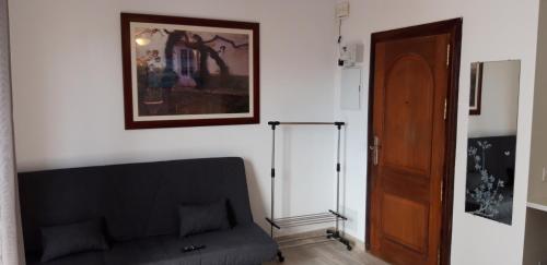 uma sala de estar com um sofá e uma fotografia na parede em Relaxed em Estepona