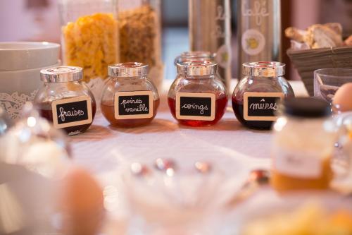 een tafel met potten honing en andere voedingsmiddelen bij L'instant jardin in Saint-Mars-de-Coutais