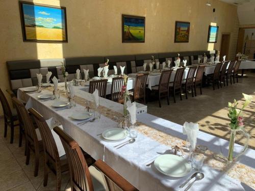 a long table in a room with tables and chairs at Seminarhotel Daniels in Gols