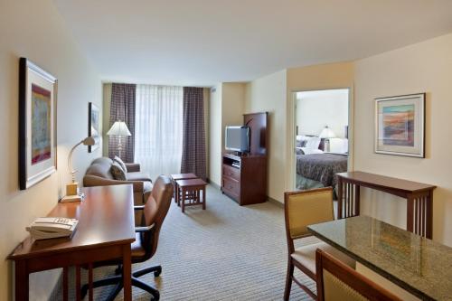 Ruang duduk di Staybridge Suites Everett - Paine Field, an IHG Hotel