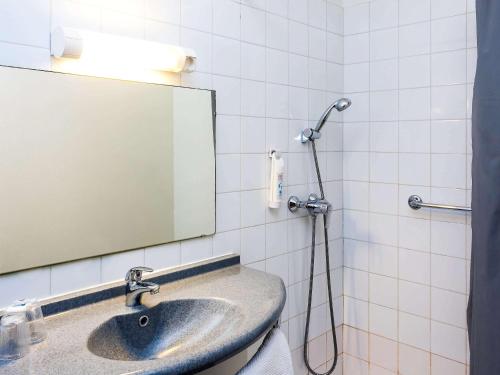 A bathroom at ibis budget Lorient Hennebont