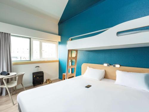 Postel nebo postele na pokoji v ubytování ibis budget Paris Porte de Pantin