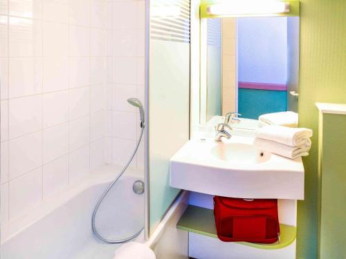 y baño con lavabo y ducha. en ibis budget Saint Malo Centre en Saint-Malo