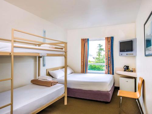 سرير بطابقين أو أسرّة بطابقين في غرفة في ibis Budget Coffs Harbour