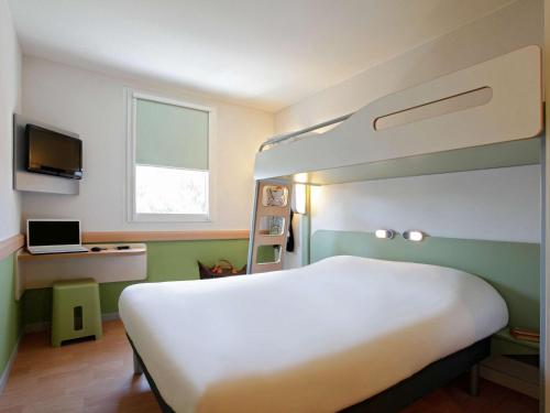 Katil dua tingkat atau katil-katil dua tingkat dalam bilik di ibis budget Saint Cyr sur Mer La Ciotat