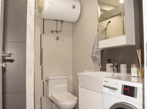 La petite salle de bains est pourvue de toilettes et d'un lavabo. dans l'établissement Juventas37, à Belgrade