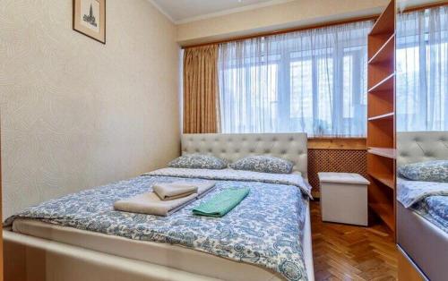 モスクワにあるFortEstate Vernandskogo Aveのベッドルーム1室(ベッド1台、タオル2枚付)