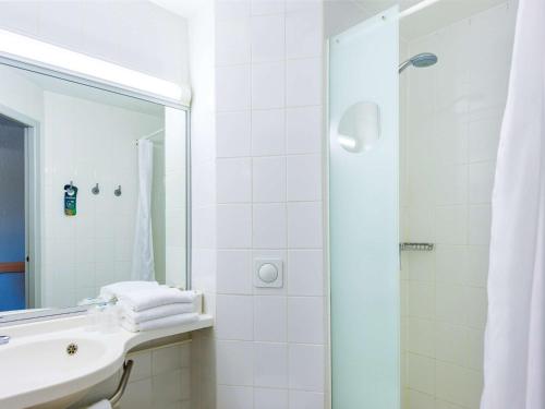 Een badkamer bij Ibis Budget Avignon Nord