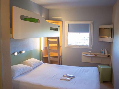 ibis budget Narbonne Est tesisinde bir odada yatak veya yataklar