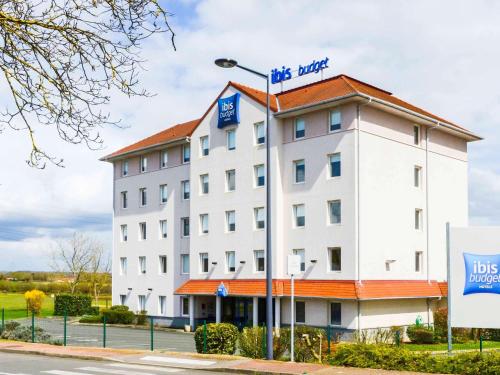 a hotel building with a street light in front of it at ibis budget Nevers Varennes Vauzelles in Varennes Vauzelles
