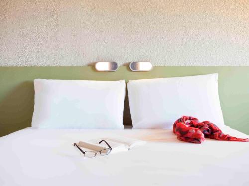 Ein Bett oder Betten in einem Zimmer der Unterkunft ibis budget Metz Sud