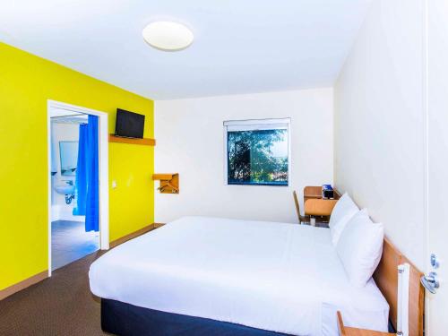 Postel nebo postele na pokoji v ubytování ibis Budget Sydney Olympic Park