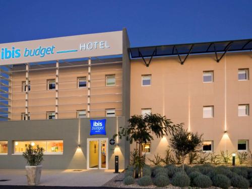 a hotel in front of a building at ibis budget Istres Trigance in Istres