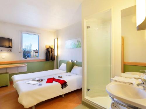 Ένα ή περισσότερα κρεβάτια σε δωμάτιο στο First Inn Hotel
