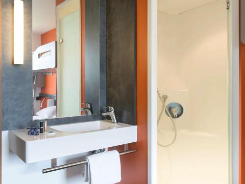 Phòng tắm tại ibis budget Aéroport Lyon Saint Exupéry