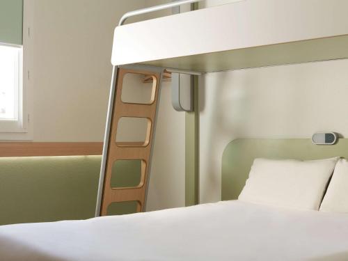 Кровать или кровати в номере ibis budget Romorantin