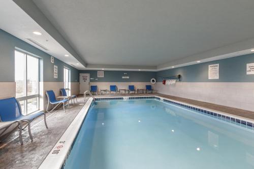Holiday Inn Express & Suites- South Bend Casino, an IHG Hotel 내부 또는 인근 수영장