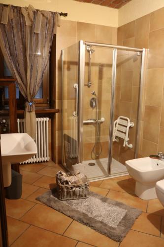 a bathroom with a shower and a toilet and a sink at Cascina Merlanetta in Alessandria