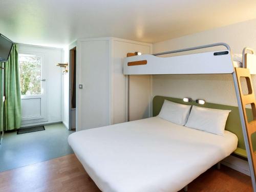 Postel nebo postele na pokoji v ubytování Ibis budget Lorient Caudan
