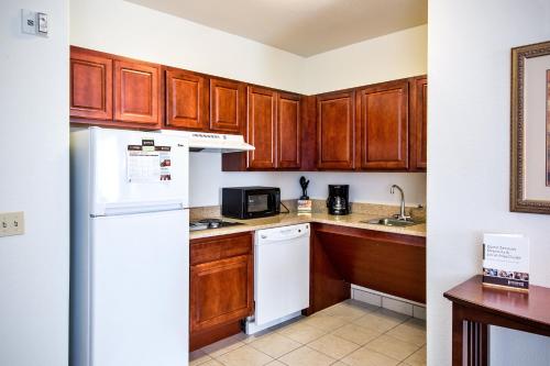 Η κουζίνα ή μικρή κουζίνα στο Staybridge Suites Rockford by IHG