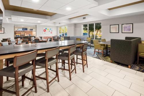 a dining room with a long table and chairs at Holiday Inn Express Hotel & Suites Marysville by IHG in Marysville