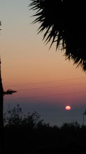 a sunset with the sun in the sky at Il Casalino Apartment in Pizzo