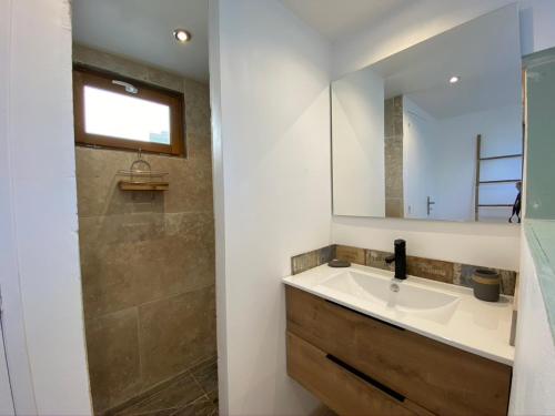 ein Badezimmer mit Waschbecken und Spiegel in der Unterkunft La maison des Fontanille in Saint-Rémy-de-Provence