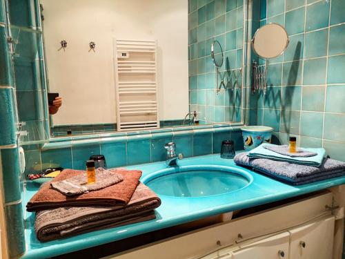 uma casa de banho com lavatório, toalhas e espelho em Appartement Cannes em Cannes