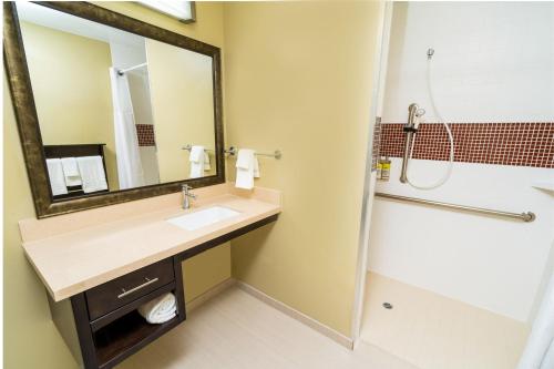 Ένα μπάνιο στο Staybridge Suites - Newark - Fremont by IHG