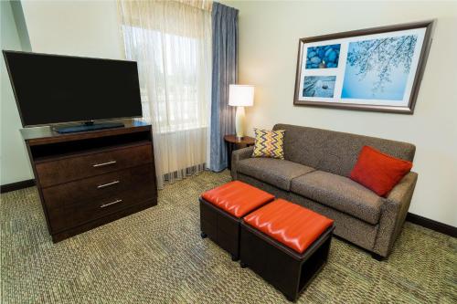 Μια τηλεόραση ή/και κέντρο ψυχαγωγίας στο Staybridge Suites - Newark - Fremont by IHG