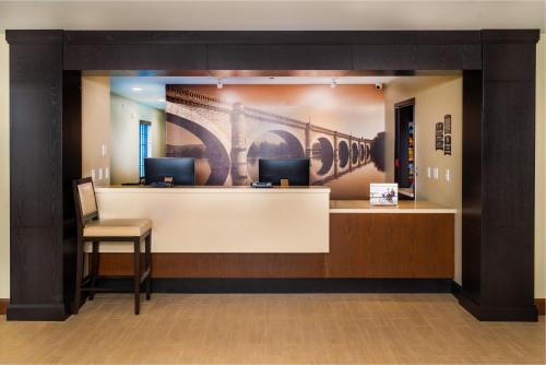 Μια τηλεόραση ή/και κέντρο ψυχαγωγίας στο Staybridge Suites - Newark - Fremont by IHG