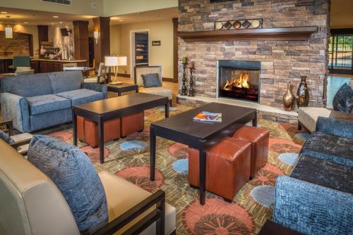 Χώρος καθιστικού στο Staybridge Suites Chandler by IHG